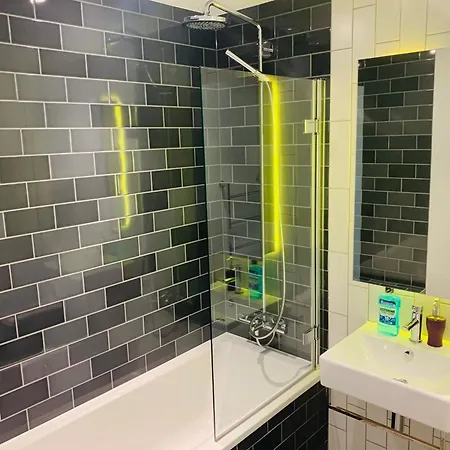 Lush Living - Double Room With Private Bathroom Лондон Экстерьер фото