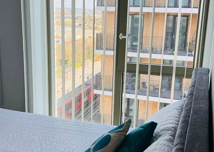 Lush Living - Double Room With Private Bathroom